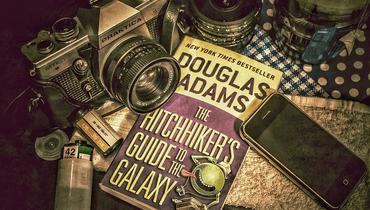 «Автостопом по галактике» Дугласа Адамса: научная фантастика и смысл жизни (вселенной и всего остального...)